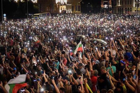 2020年9月10日，保加利亚数百民众在议会大楼附近组“灯海” 抗议政府腐败。